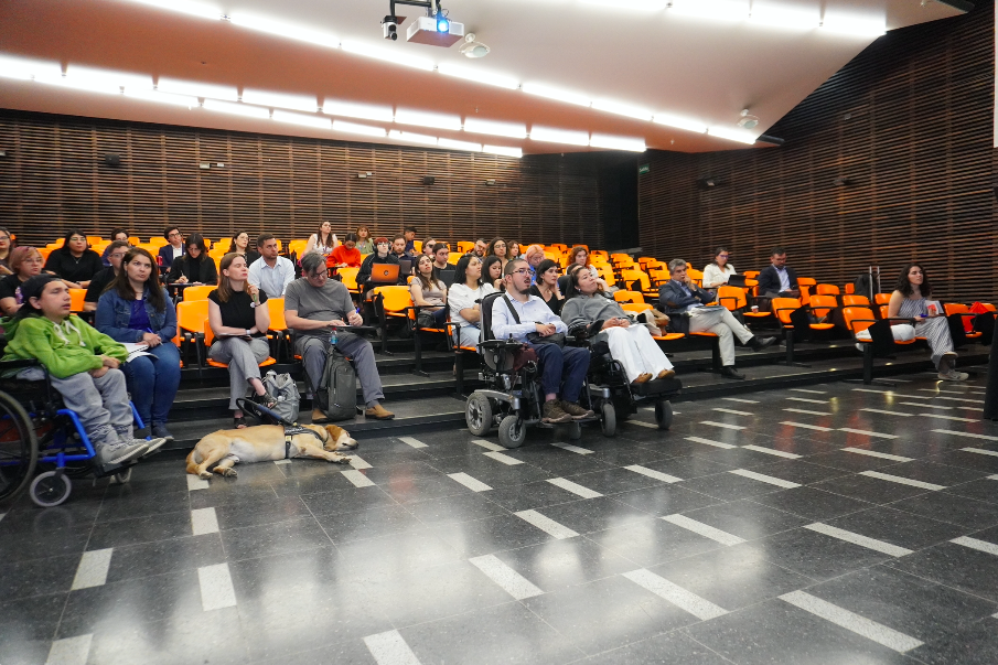 Fotografía del público durante uno de los paneles en las butacas del auditorio de la UDP