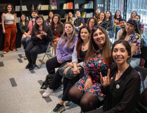 Grupo de personas sentadas mirando a la cámara