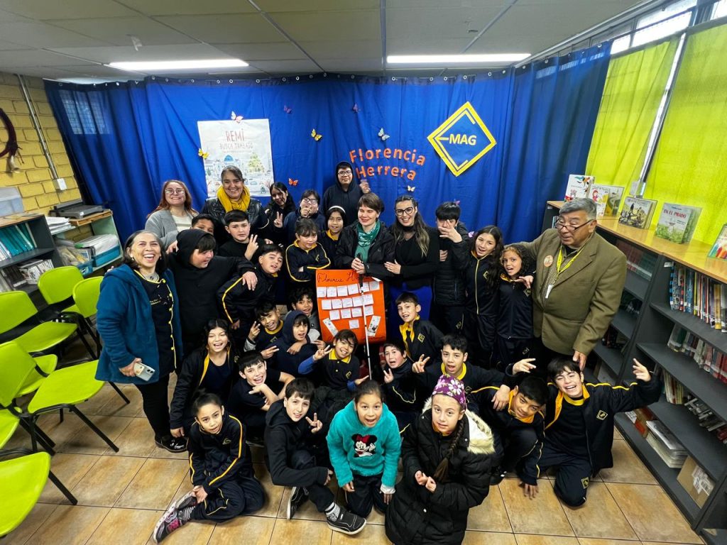 Fotografía grupal de Florencia Herrera y los alumnos de uno de los colegios que visitó, que la rodean.